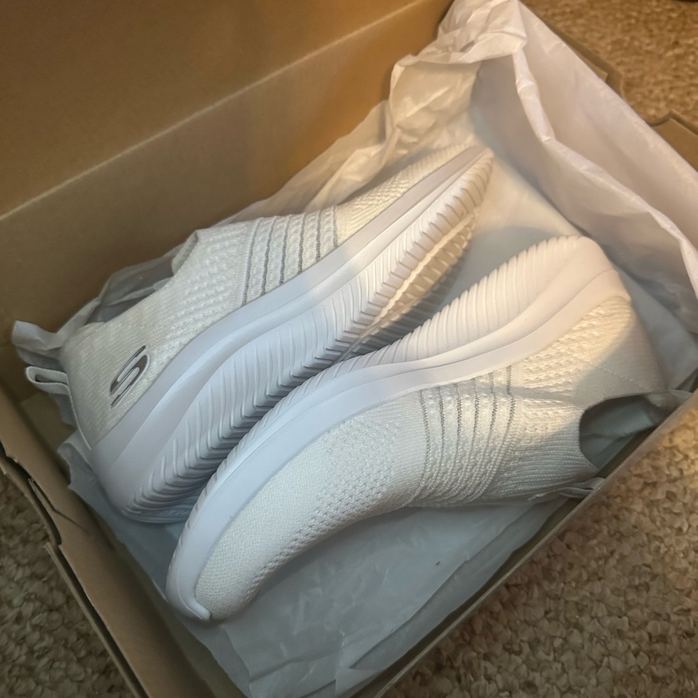 Skechers womens White Slip-On memory foam Shoes size 9